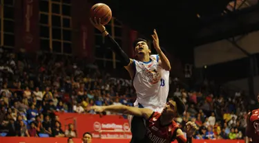 Pebasket Satria Muda Britama Jakarta, Gunawan (atas) melompat melewati hadangan pemain Stadium Jakarta di laga NBL Championship 2015, Sabtu (2/5/2015). Satria Muda unggul tipis 61-59 atas Stadium Jakarta. (Liputan6.com/Helmi Fithriansyah)