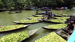 Suasana pasar apung di Barisal, Bangladesh, 14 Agustus 2020. Pasar apung yang berada sekitar 180 kilometer sebelah selatan Dhaka ini kerap ramai dipadati pembeli dan pedagang selama musim panen jambu biji berlangsung. (Xinhua)