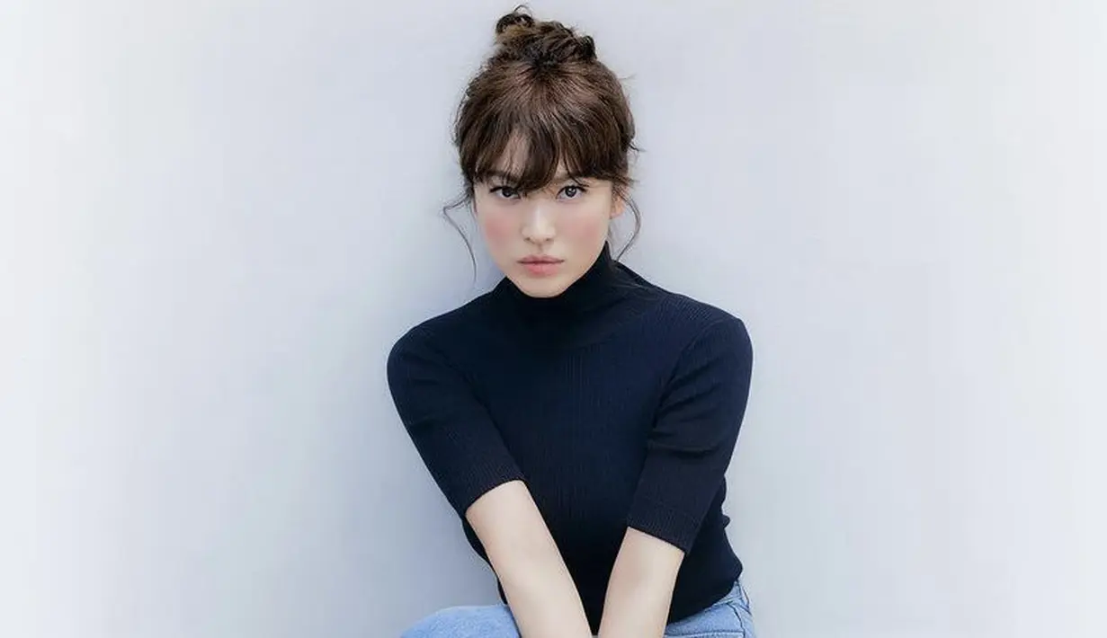 Tampilan cute dengan blushon pink, ditambah gaya rambut bun-nya. Instagram @kyo1122