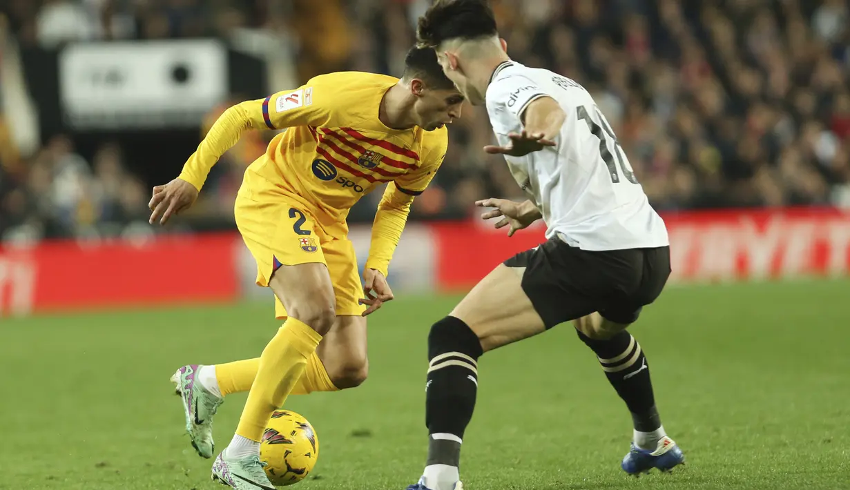 Posisi anak asuh Xavi Hernandez terancam oleh Atletico Madrid, yang punya 34 poin dan belum memainkan laga pekan ke-17. (AP Photo/Alberto Saiz)