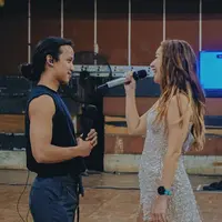 Ray Prasetya menjadi sorotan usai mencium penyanyi Bunga Citra Lestari di panggung ketika tengah duet bareng. Penampilan keduanya terjadi di konser penyanyi yang akrab disapa BCL tersebut di Singapura. (FOTO: instagram.com/rayprasetya22)