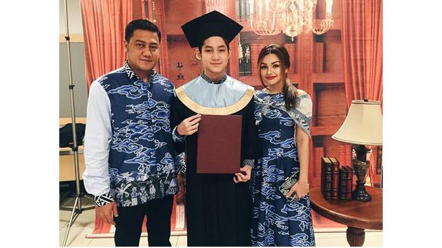 Nourah Sheivirah datang ke lulusan sekolah Rassya, bahagia banget.