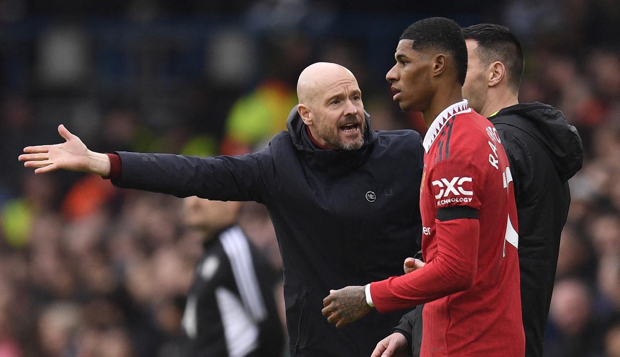 Striker Manchester United, Marcus Rashford mendapat instruksi dari pelatih Erik ten Hag saat bersiap kembali memasuki lapangan menghadapi Leeds United pada laga Liga Inggris 2022/2023 di Elland Road, Leeds (12/2/2023). Marcus Rashford hingga kini telah bermain dalam 345 laga di semua ajang sejak dipromosikan dari tim U-18 pada tengah musim 2015/2016. Ia telah mencetak total 118 gol dan 66 assist dari jumlah laga tersebut.(AFP/Oli Scarff)