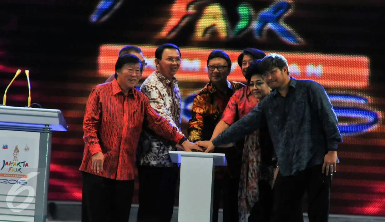 Sejumlah pejabat terkait menekan tombol sebagai tanda dibukanya Jakarta Fair 2016, Jakarta, Jumat (10/6/2016). Ajang arena dan hiburan Jakarta Fair 2016 akan berlangsung selama 38 hari kedepan. (Liputan6.com/Yoppy Renato)