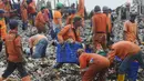 Petugas Suku Dinas Lingkungan Hidup membersihkan sampah plastik  yang menumpuk di kawasan wisata hutan Mangrove Muara Angke, Jakarta, Sabtu (17/3). (Merdeka.com/Imam Buhori)