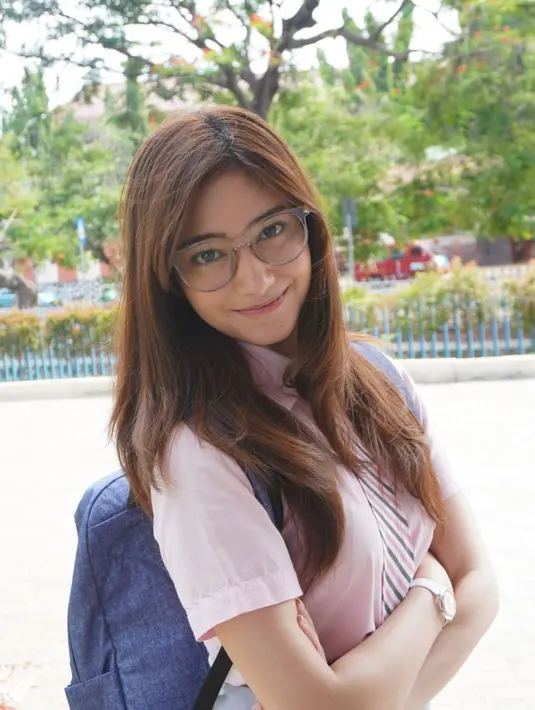 Banyak yang terpukau dengan kecantikan Dannia Salsabilla di film Mariposa. Ia sangat sukses perankan karakter Amanda. Tak heran, kini mulai banyak tawaran film ataupun drama dengan latar cerita sekolah. Drama terbarunya juga menjadi siswi yakni Nania Lain Dunia. (Liputan6.com/IG/@danniasalsabilla)