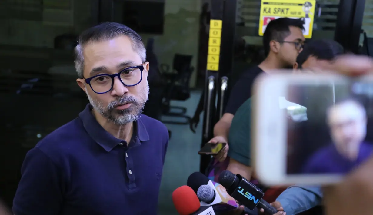 Demi memberikan dukungan pada sahabatnya yang sedang tertimpa musibah, beberapa artis terlihat mendatangi Polres Metro Jakarta Selatan tempat Tora Sudiro ditahan. Salah satunya, artis senior Lukman Sardi. (Adrian Putra/Bintang.com)