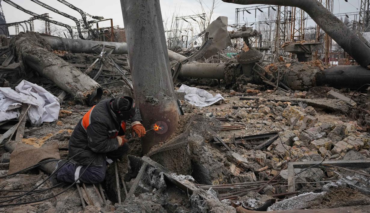 Serangan ini dianggap sebagai salah satu yang paling merusak terhadap infrastruktur energi Kyiv sejak awal tahun 2026. Tampak dalam foto, para pekerja membersihkan kerusakan di Pembangkit Listrik Tenaga Panas (PLTP) Darnytsia setelah serangan Rusia di Kyiv, Ukraina, Rabu 4 Februari 2026. (AP Photo/Sergei Grits)