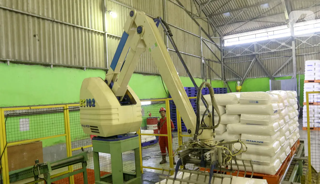 Pertamina Rifinery Unit III Plaju rata-rata mampu memproduksi 45.000 ton bahan baku plastik per tahun. (Liputan6.com/Herman Zakharia)