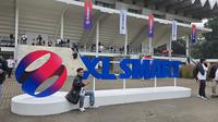 Seorang karyawan XLSmart berfoto dengan logo baru XLSmart pada hari pertama merger XL Axiata-Smartfren (Liputan6.com/ Agustin Setyo Wardani).