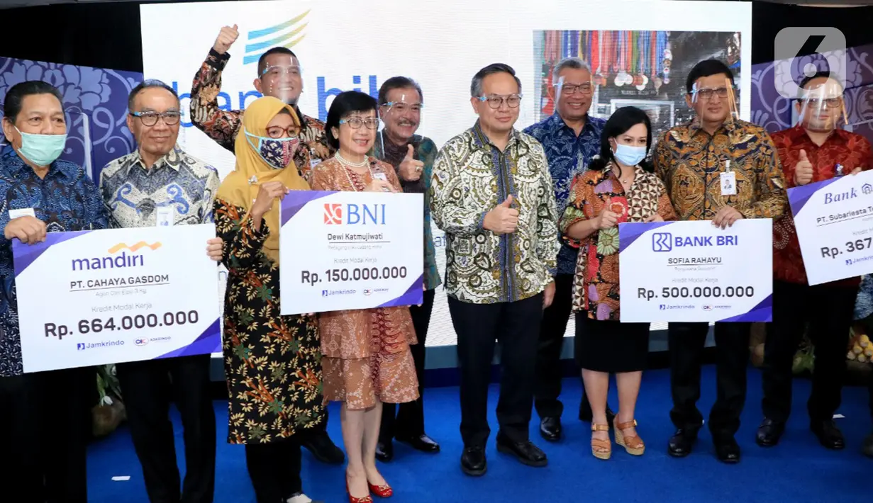 Wamen BUMN Kartika Wirjoatmodjo foto bersama jajaran Direksi Perbankan usai peluncuran Penjaminan Kredit Modal Kerja untuk UMKM di Jakarta, Rabu (8/7/2020). PT. Askrindo menandatangani perjanjian kerjasama penjaminan (PKP) dengan bank penyalur kredit modal kerja untuk. (Liputan6.com/HO/Askrindo)