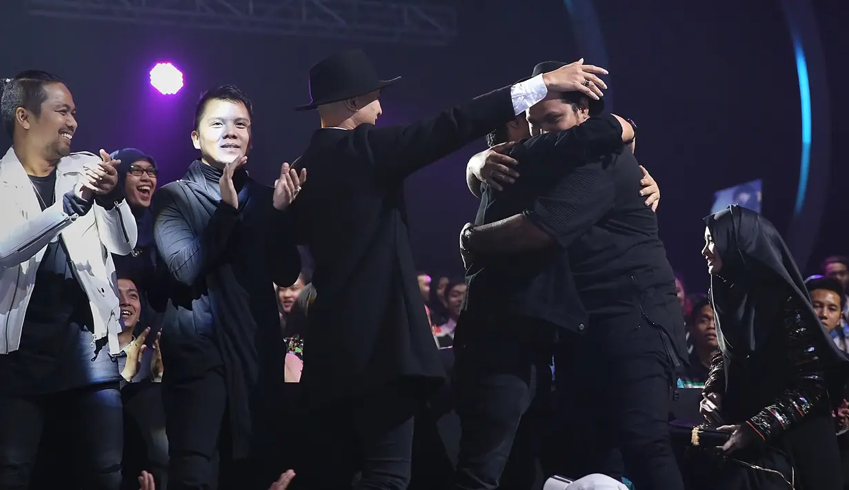 Tidak hanya ucapan selamat berupa jabatan tangan, namun pelukan hangat juga diberikan untuk Virgoun sebagai bentuk pengharagaan atas kemenangannya. (Bambang E.Ros/Bintang.com)