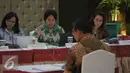 Anggota Pansel KPK, Harkristuti Harkrisnowo saat mewawancarai calon pimpinan KPK, Giri Suprapdiono  di Gedung Sekretariat Negara, Jakarta, Selasa (25/8/2015). Pada hari ini tujuh capim KPK mengikuti wawancara tahap akhir. (Liputan6.com/Faizal Fanani)