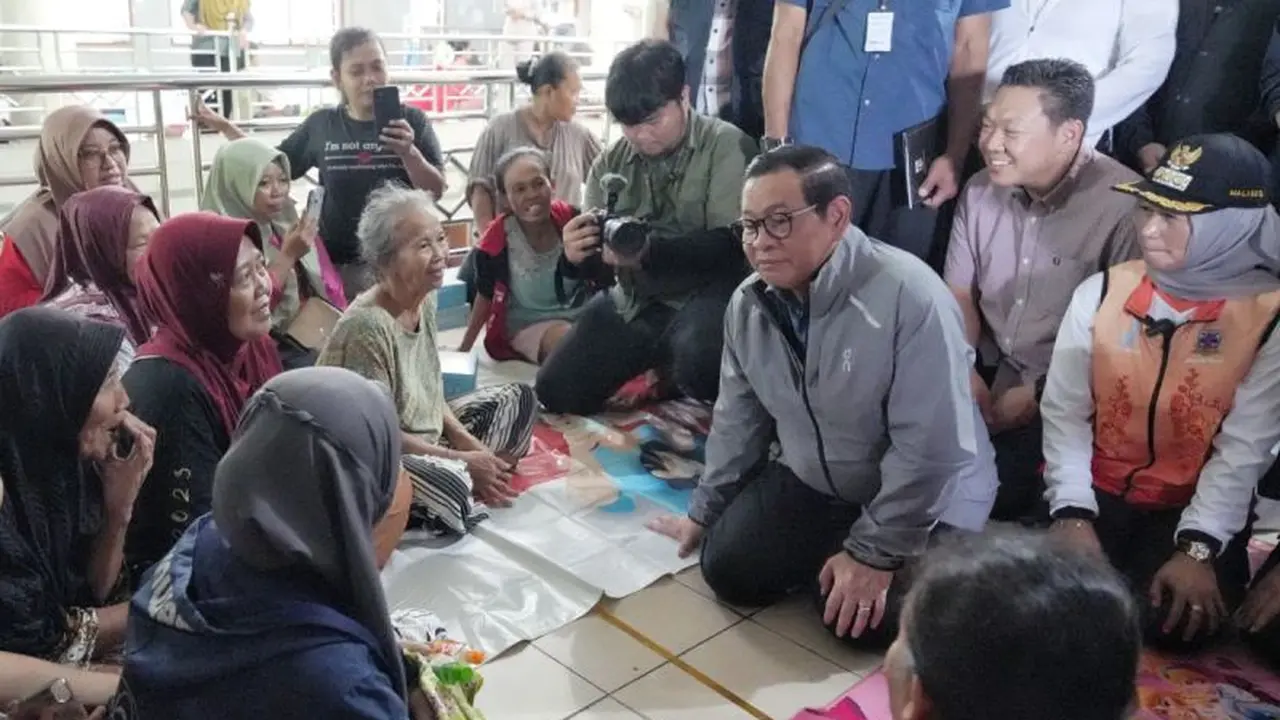 Gubernur Jakarta Pramono Anung saaat bertemu dengan warga yang menjadi korban banjir. (Istimewa)