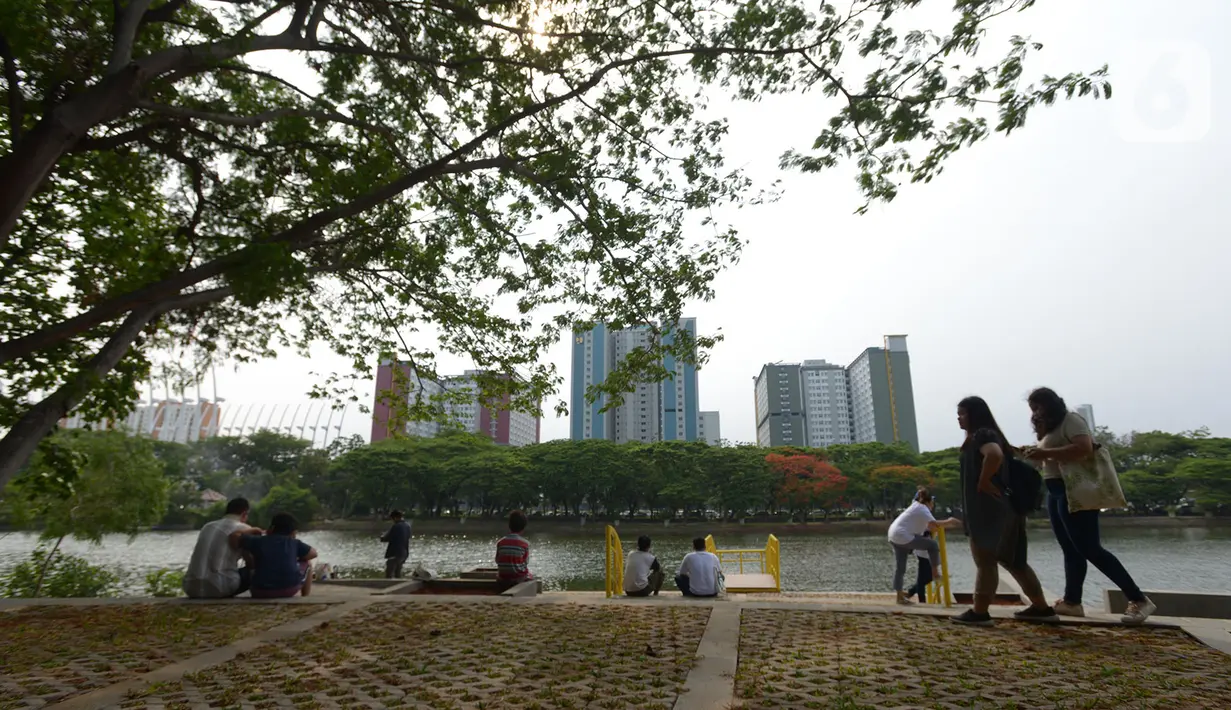 Warga berjalan di Hutan Kemayoran, Jakarta, Sabtu (21/12/2019). Taman Hutan Kota Kemayoran seluas 22,3 hektar ini dapat dinikmati warga untuk menikmati pemandangan hutan, beraktifitas, berolahraga dan menjadikan tempat wisata alam. (merdeka.com/Imam Buhori)