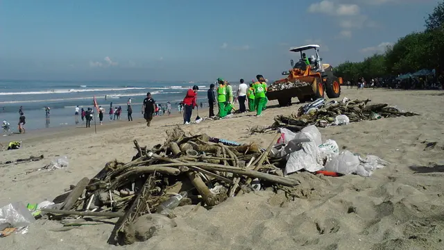75 Ton Sampah Tahun Baru Menggunung di Kuta