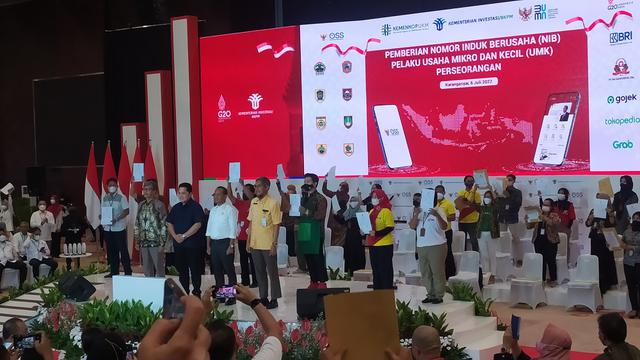 Kementerian Investasi/Badan Koordinasi Penanaman Modal (BKPM) melaksanakan kegiatan pemberian Nomor Induk Berusaha (NIB) ke 550 pelaku Usaha Mikro dan Kecil (UMK) perseorangan dari kabupaten/kota di Provinsi Jawa Tengah, Rabu (6/7/2022).
