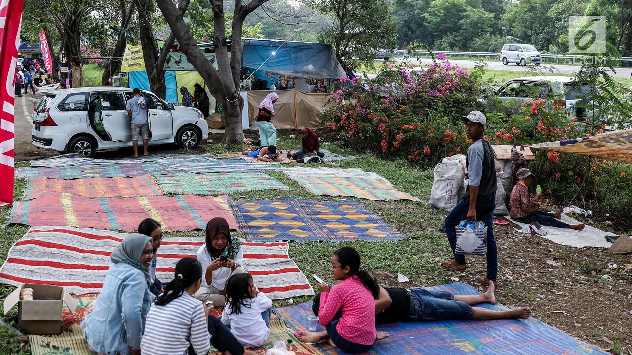 Menfaatkan Rest Area, Pemudik Istirahat Sejenak