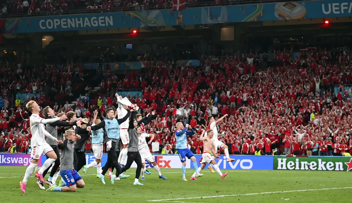 Para pemain Denmark merayakan usai melawan Rusia pada pertandingan Grup B Euro 2020 di Stadion Parken, Kopenhagen, Denmark, Senin (21/6/2021). Denmark menang 4-1. (Stuart Franklin/Pool via AP)