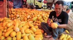 Pedagang merapihkan timun suri yang hendak dijual di Pasar Induk, Kramat Jati, Jakarta, Senin (5/7). Selama bulan Ramadan, timun suri banyak diburu warga untuk menu berbuka puasa. (Liputan6.com/Yoppy Renato)