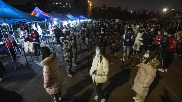 Penduduk di Kota Chengdu Tes COVID-19