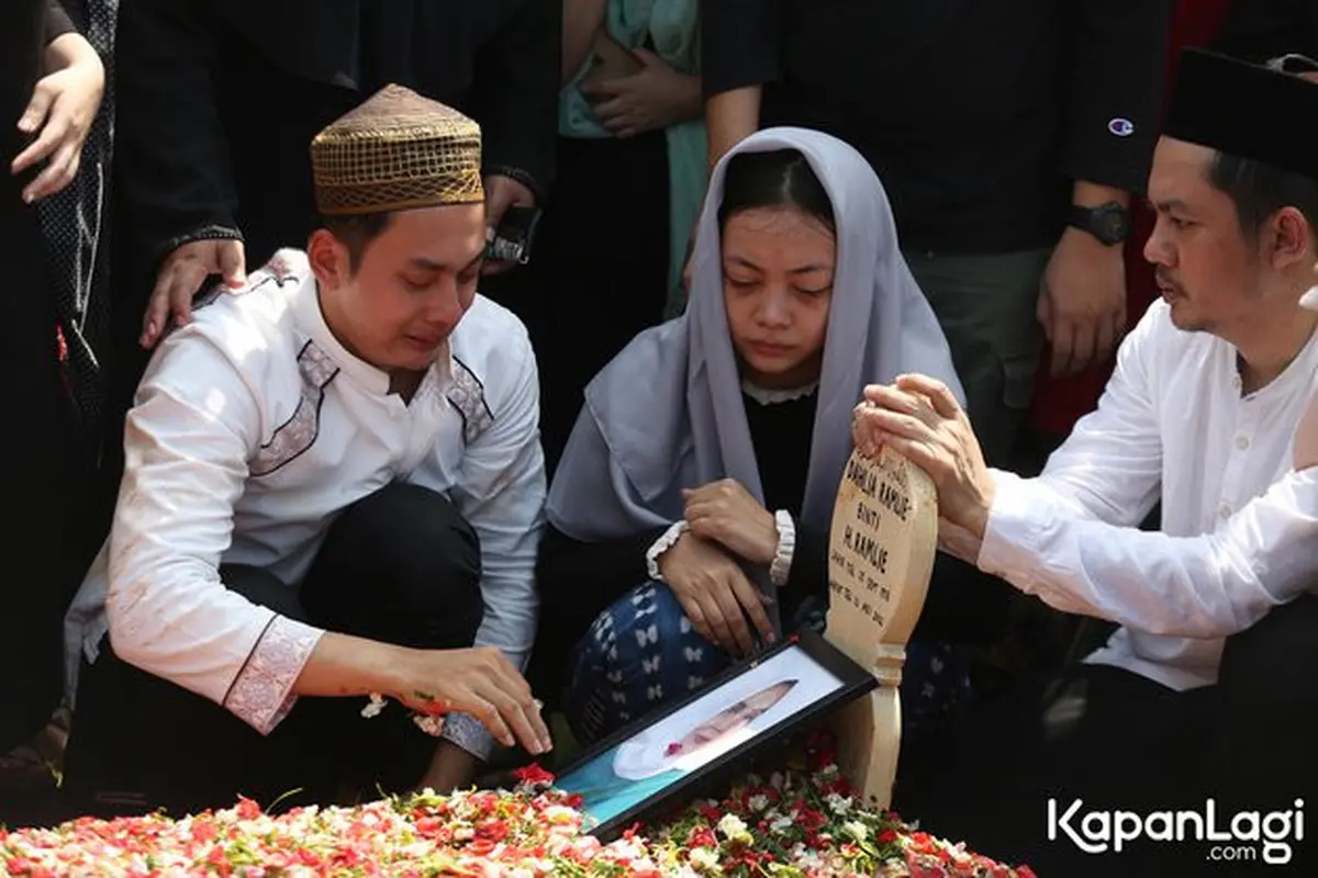 Saling Menguatkan, Ini 6 Potret Kebersamaan Kiki Farrel dan Dua Saudaranya