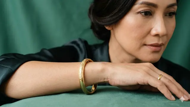 Model Gelang Emas Bangle Elegan untuk Wanita 40 Tahun ke Atas. Gemini