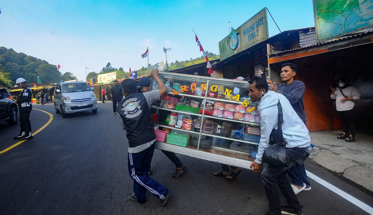 <p>Ada 196 bangunan yang ditertibkan. Mulai dari kawasan Gantole hingga Puncak Pass yang berada di perbatasan Kabupaten Bogor dengan Cianjur. (merdeka.com/Arie Basuki)</p>