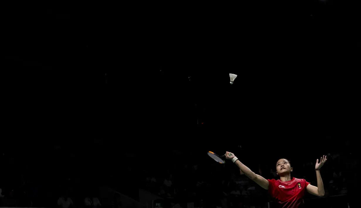 Pebulutangkis Indonesia, Fitriani, saat melawan wakil Hong Kong, Yip Pui Yin, pada laga Asian Games di Istora Senayan, Jakarta, Minggu (19/8/2018). Tim beregu putri Indonesia memastikan kemenangan atas Hong Kong 3-0. (Bola.com/Vitalis Yogi Trisna)