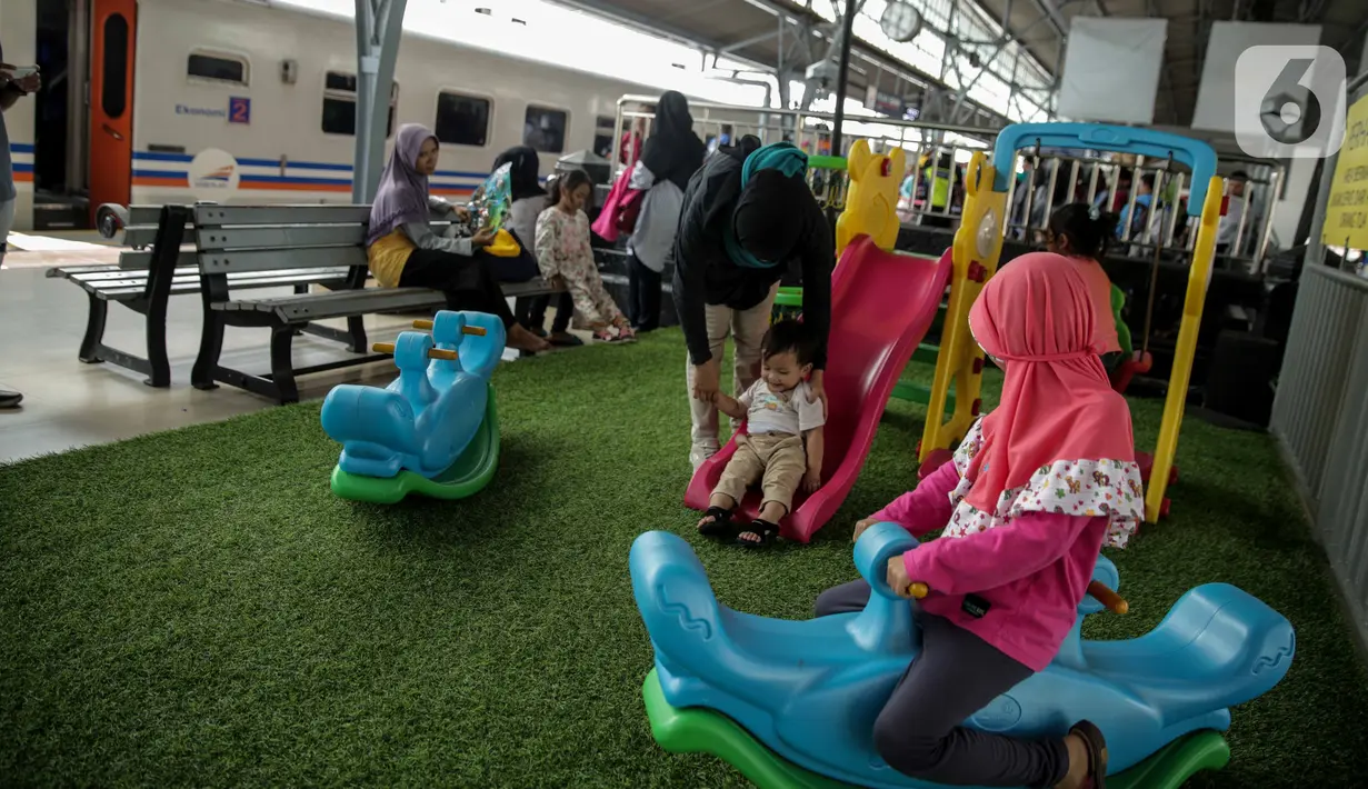 Anak-anak bermain di Stasiun Senen, Jakarta, Senin (30/12/2019). PT KAI Daop 1 Jakarta juga menyediakan Taman Bermain Ramah Anak kepada para penumpang yang membawa anak saat menunggu keberangkatan kereta. (Liputan6.com/Faizal Fanani)