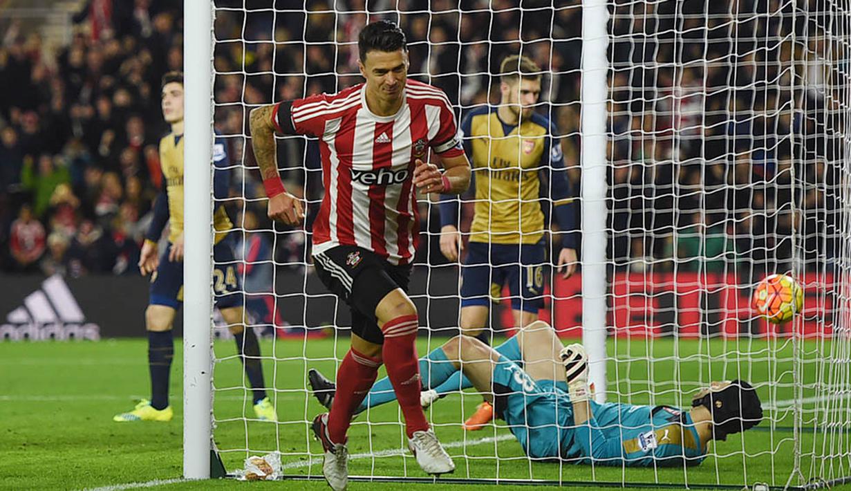 Pemain Southampton, Jose Fonte, merayakan gol yang dicetaknya ke gawang Arsenal pada laga Boxing Day. Arsenal takluk 0-4. (Reuters/Alan Walter)