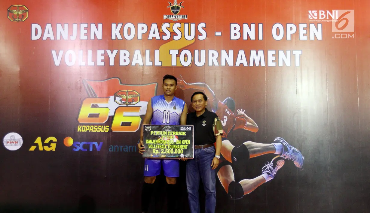 Direktur Utama Indosiar, Imam Sudjarwo foto bersama dengan pemain terbaik putra pada final turnamen Danjen Kopassus Open Volleyball Tournament antara Tim Voli TNI AL melawan tim PBVAD di GOR Nanggala, Jakarta. Minggu (08/4). (Liputan6.com/Johan Tallo)