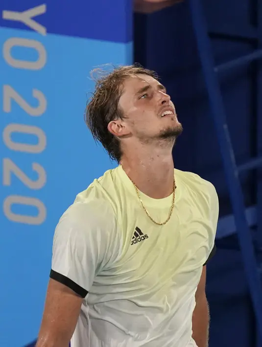 Petenis Jerman Alexander Zverev bereaksi setelah mengalahkan petenis Serbia Novak Djokovic pada babak semifinal tenis putra Olimpiade Tokyo 2020 di Tokyo, Jepang, Jumat (30/7/2021). (AP Photo/Seth Wenig)
