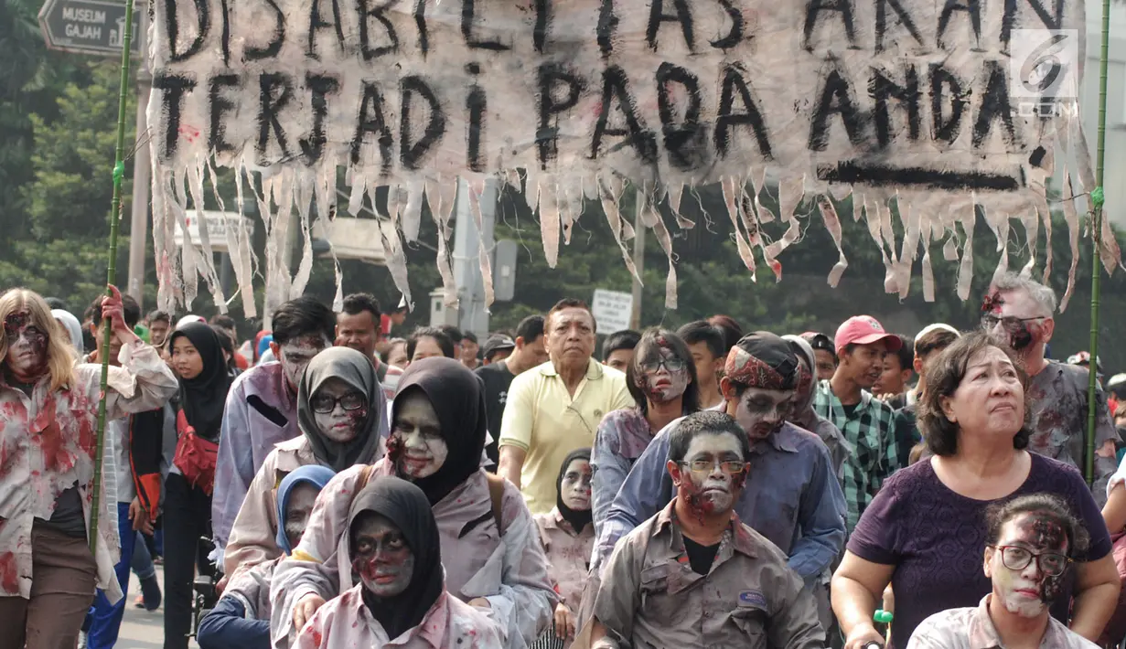 Penyandang disabilitas berkostum zombie melakukan aksi teatrikal dalam Festival Bebas Batas 2018 di CFD Jakarta, Minggu (14/10). Festival ini mengedukasi publik bahwa para disabilitas memiliki peranan sama dalam masyarakat. (Merdeka.com/Iqbal Nugroho)