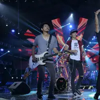 Slank saat tampil mengisi acara di Konser Kilau Raya, Plaza MNCTV, kawasan TMII, Jakarta Timur, Kamis (20/10) malam. Lagu Kamu Harus Pulang menjadi lagu penutup menandai acara telah selesai. (Deki Prayoga/Bintang.com)