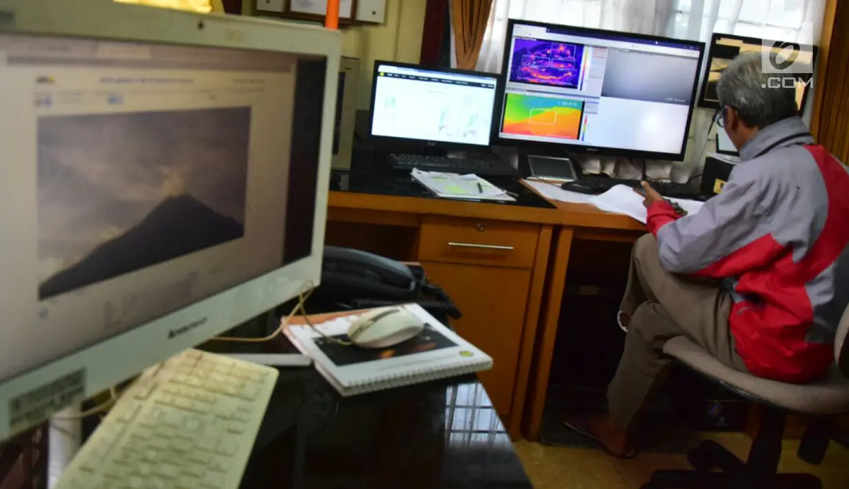 Petugas membaca grafik seismogram hasil pemantauan aktivitas Gunung Merapi di pos pengamatan Babadan Muntilan, Jumat ( 25/5). Berdasarkan pantauan dari pos pengamatan Gunung Merapi, kondisi merapi relatif stabil. (Liputan6.com/Gholib)