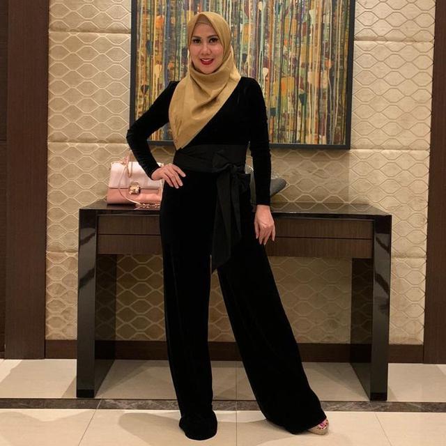 Gaya Kasual Venna Melinda Pakai Baju Bernuansa Hitam, Tampil Modis. (Sumber: Instagram/vennamelindareal)
