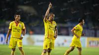 Bek Sriwijaya FC, Supardi Nasir (tengah), bersiap mengeksekusi tendangan bebas saat melawan Persib pada laga Torabika Soccer Championship 2016 di Stadion Si Jalak Harupat, Bandung, Sabtu (30/4/2016). (Bola.com/Vitalis Yogi Trisna)