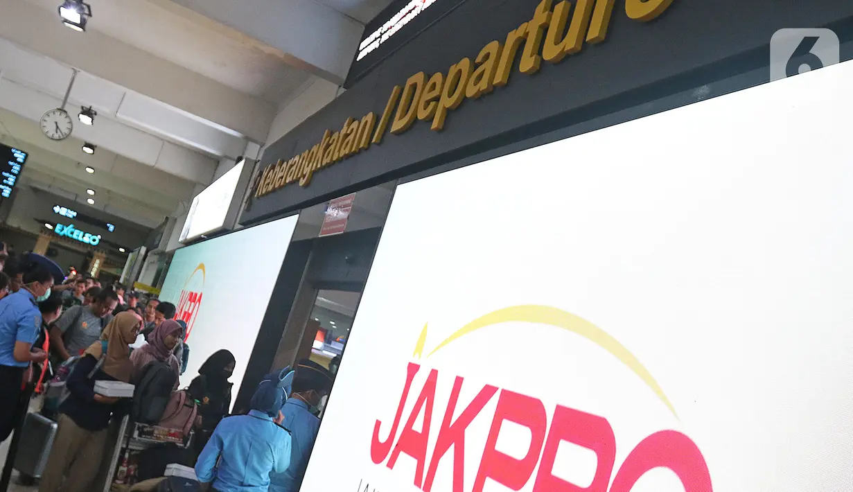 WNI yang telah selesai menjalani masa observasi virus corona dari Natuna, menuju terminal keberangkatan di Bandara Halim Perdanakusuma, Jakarta, Sabtu (15/2/2020). Pemerintah secara resmi memulangkan 238 WNI ke daerah masing-masing karena telah dinyatakan sehat. (Liputan6.com/Herman Zakharia)