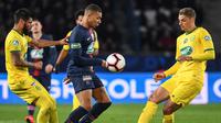 Striker PSG, Kylian Mbappe, berusaha melewati para pemain Nantes pada laga Piala Prancis di Stadion Parc des Princes, Paris, Rabu (3/4). Mbappe dinobatkan jadi pemain terbaik Liga Prancis. (AFP/Anne Christine Poujoulat)