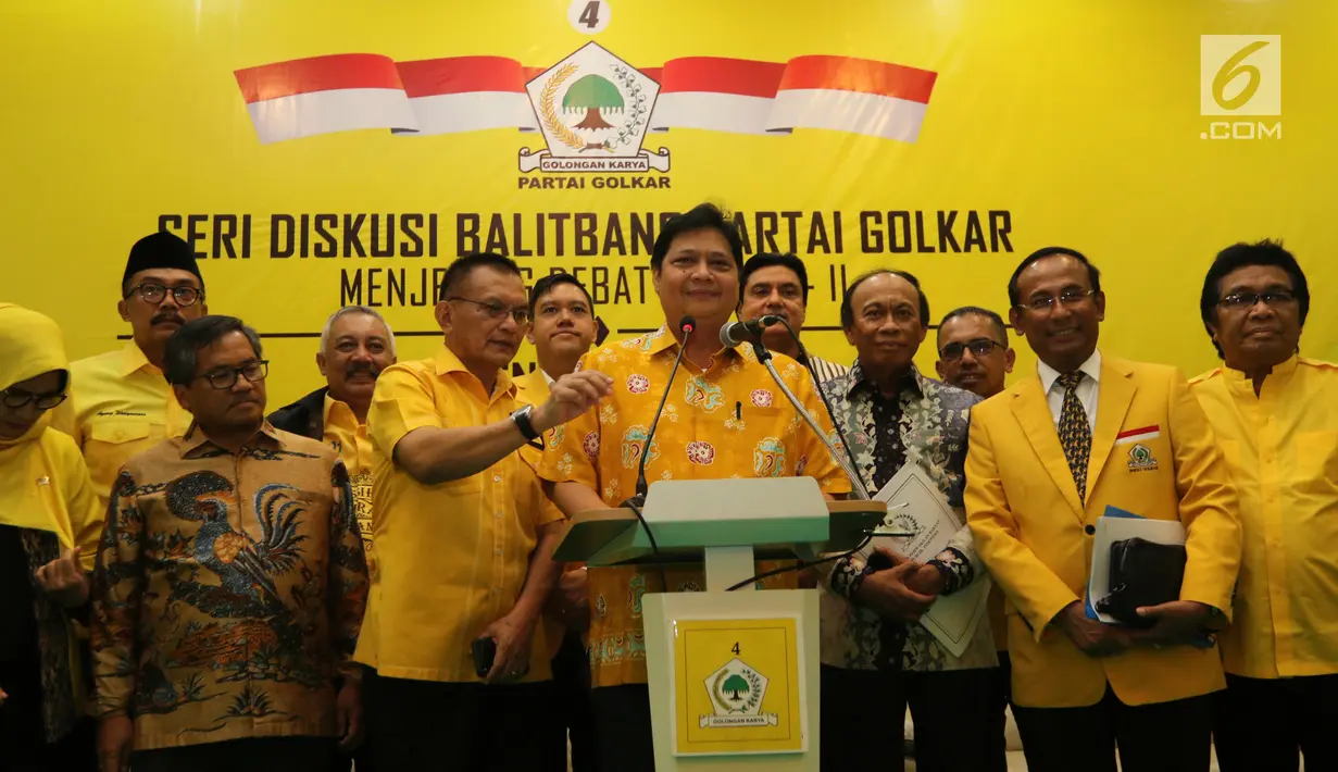 Ketum Partai Golkar Airlangga Hartarto (tengah) bersama sejumlah pengurus membuka diskusi BALITBANG Partai Golkar di Jakarta, Kamis (14/2). Diskusi ini digelar jelang debat kedua calon presiden. (Liputan6.com/JohanTallo)