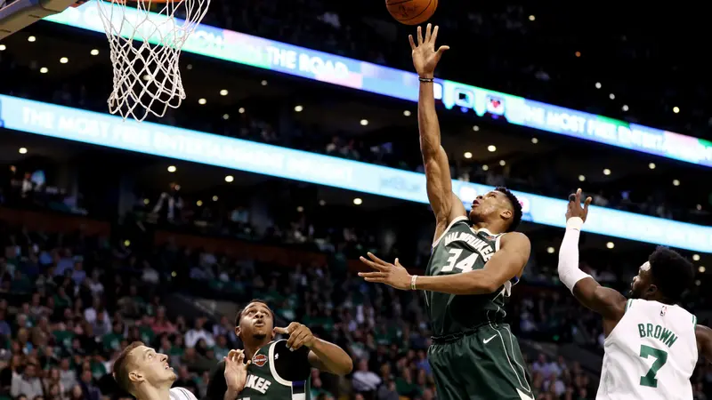 Aksi Giannis Antetokounmpo saat melawan Celtics