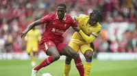 Ibrahima Konate melindungi bola dari Eberechi Eze di laga Liverpool vs Crystal Palace di Anfield, Minggu (25/05/2025) malam WIB. (AP/Jon Super)
