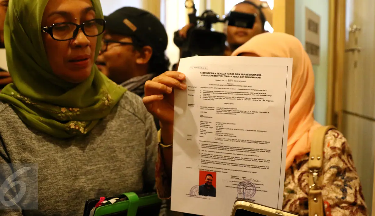 Petugas gabungan dari Imigrasi dan Dinas Kesehatan Jakarta Selatan memeriksa dokumen tenaga medis asing berinisial (TP) di Klinik Chiropractic Indonesia di Gandaria City, Jakarta, Senin (11/1/2016). (Liputan6.com/Yoppy Renato)