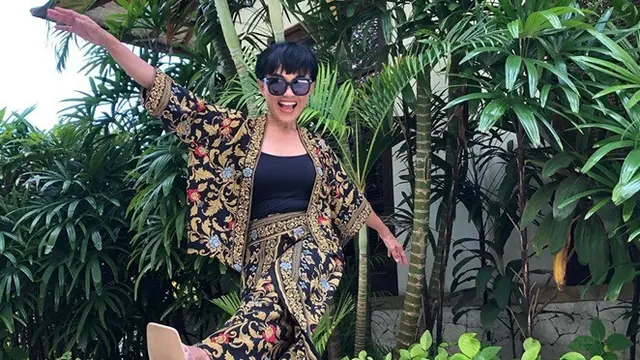 7 Pesona Ibu Cinta Laura, Selalu Tampil Stylish dan Awet Muda