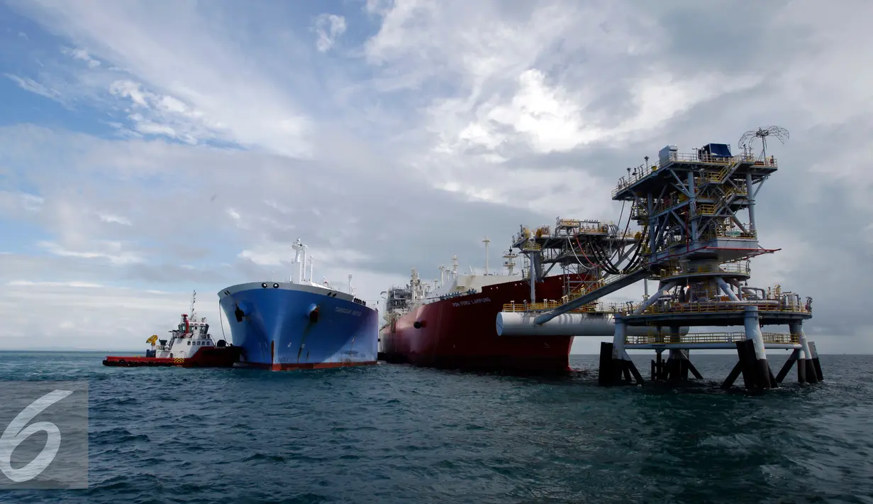 FSRU PGN Lampung menerima Kargo LNG kedua dari Kilang LNG Tangguh, di Pantai Labuan Maringgai, Lampung, Senin (25/4). Usai mengalami regasifikasi di FSRU Lampung, gas ini akan disalurkan untuk memenuhi kebutuhan konsumen di Jabar dan Sumsel. (Istimewa)