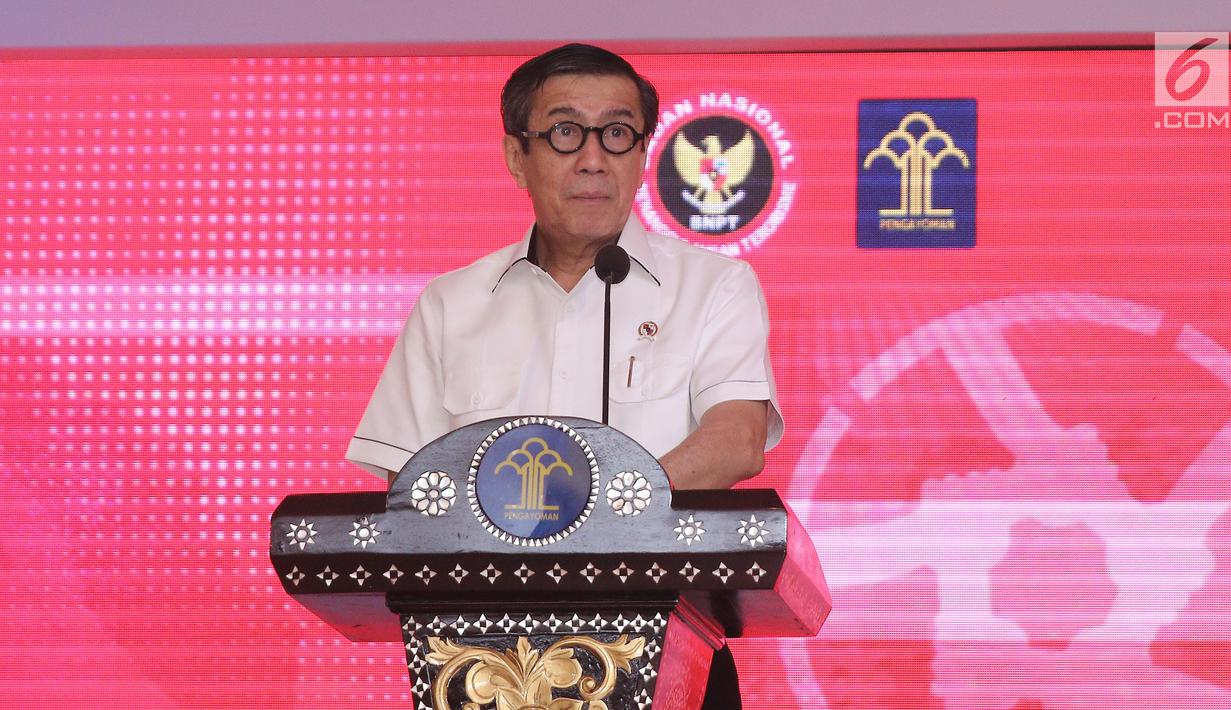 Menkumham Yasonna Laoly memberikan sambutan saat melakukan MoU dengan BNPT di gedung Kemenkumham, Jakarta, Kamis (31/5). (Liputan6.com/Herman Zakharia)