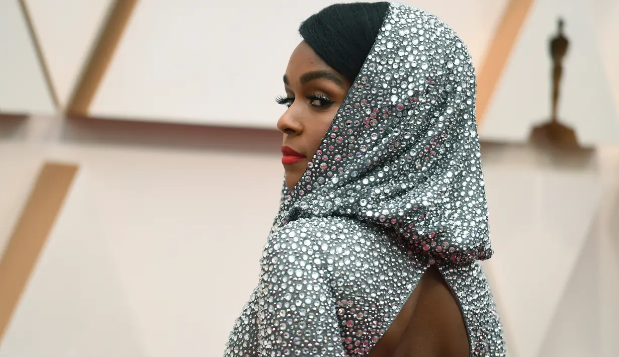 Aktris dan penyanyi Janelle Monae menghadiri Oscar 2020 di Dolby Theatre, Los Angeles, Minggu (9/2/2020). Monae melengkapi penampilannya memakai choker kristal dan riasan wajah pada bagian alis dengan cat-eye liner berkilau, pipi memerah, serta lipstik merah matte. (Richard Shotwell/Invision/AP)