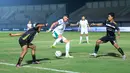 <p>Pemain PSS Sleman, Yevhen Bokhashvili (tengah) mengontrol bola di antara dua pemain Dewa United, Theofillo Numberi (kiri) dan Agung Mannan pada laga pekan ke-15 BRI Liga 1 di Stadion Indomilk Arena, Tangerang, Jumat (6/10/2023). PSS Sleman kalah dengan skor 1-3. (Bola.com/M. Iqbal Ichsan)</p>