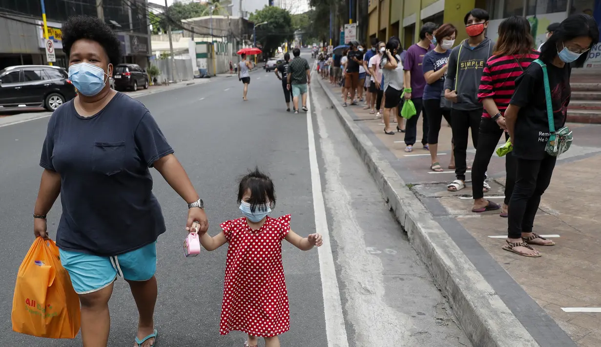 Warga melakukan social distancing atau menjaga jarak saat mengantre di luar sebuah supermarket di Manila, Filipina, Selasa (17/3/2020). Social distancing adalah cara terbaik untuk mencegah penyebaran virus corona COVID-19. (AP Photo/Aaron Favila)